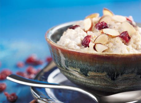 Porridge di avena con frutta fresca e mandorle