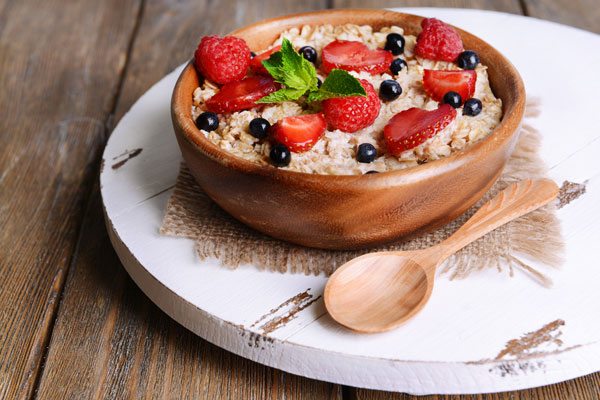 Porridge di avena con mandorle e frutta fresca