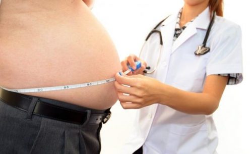 nutrizionista misura girovita di un paziente obeso