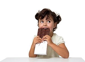 Bambina mangia cioccolato nero