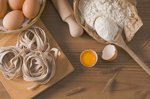 Uova e altri ingredienti per tagliatelle fatte in casa