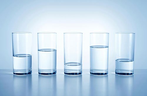 5 bicchieri di acqua riempiti a diversi livelli