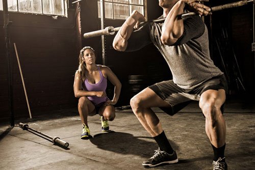 La forza e l'allenamento con i pesi aiutano a costruire i muscoli