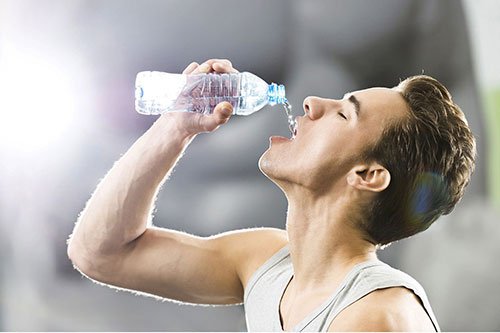 Uomo che si idrata bevendo acqua