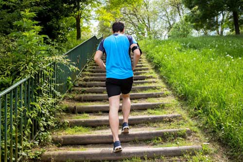 Correre o andare in bicicletta in salita permette di consumare un numero considerevole di calorie.