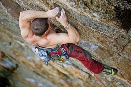 Eseguire il rock climbing o arrampicata fa bruciare circa 400 calorie ogni mezz'ora.