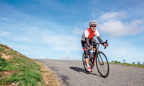 Fare ciclismo e andare in bicicletta molti giorni a settimana permette di bruciare tante calorie.