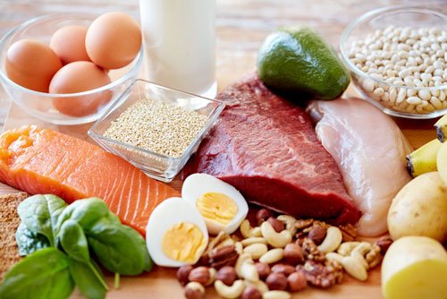 Proteine e carboidrati contengono ciascuno 4 calorie per grammo.