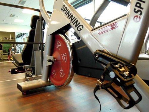 Spinning benefici dell'Indoor Cycling con Bici Stazionaria